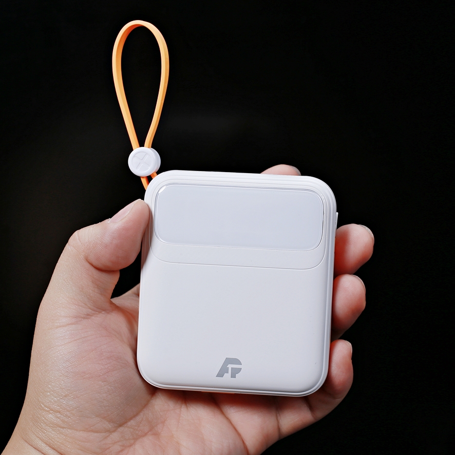 80x90x25mm power bank in hand