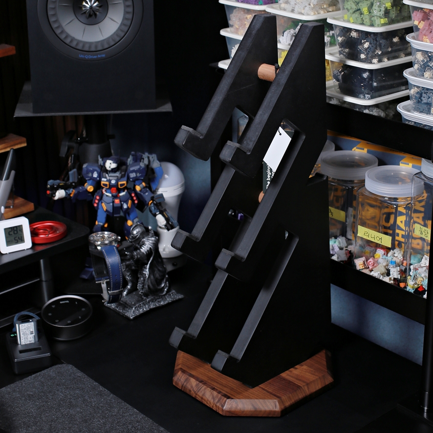 Matte black panel edges of the stand
