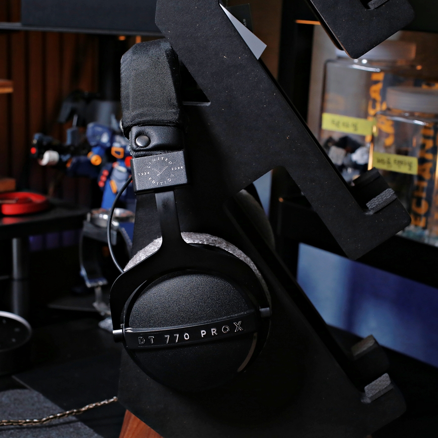 Headphone groove on the rear frame