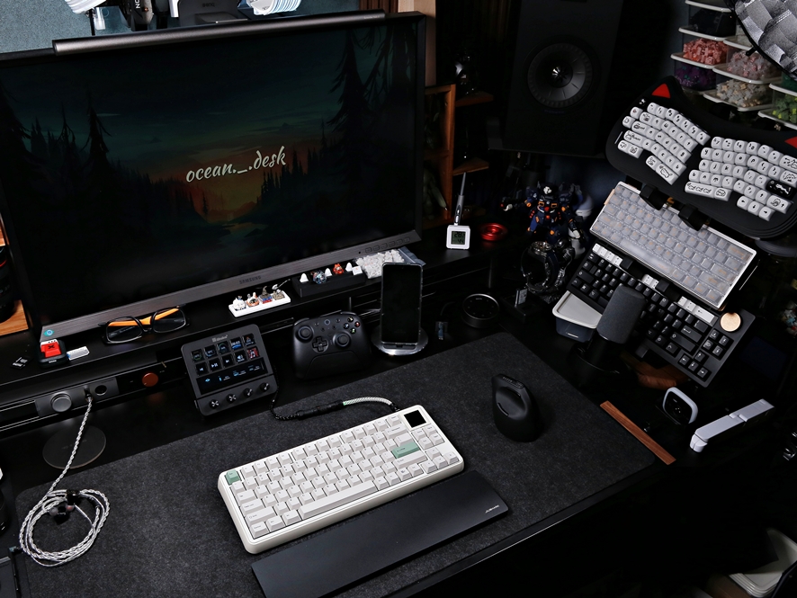 Epomaker RT75 retro keyboard glowing on desk setup