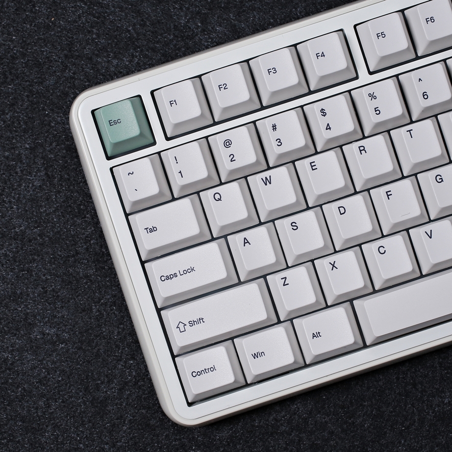Glossy ABS plastic case finish on Epomaker RT75