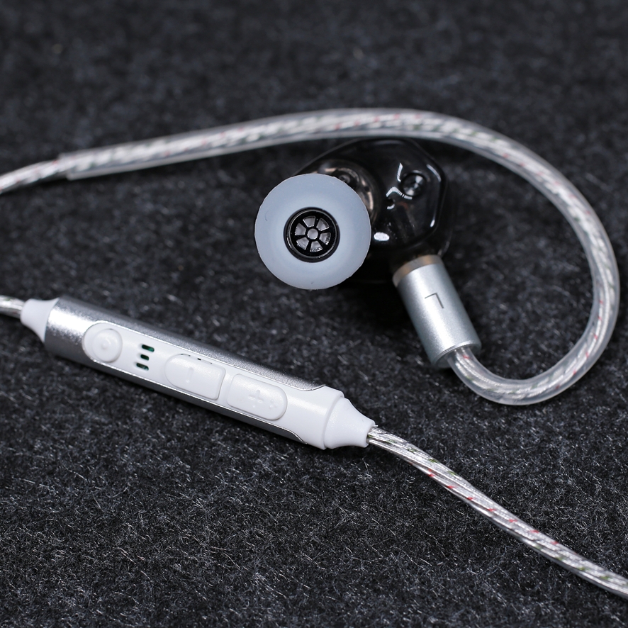 KEFINE Loric accessories and carrying pouch