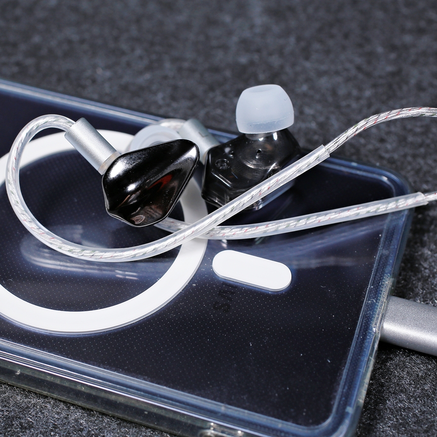 KEFINE Loric connected to smartphone