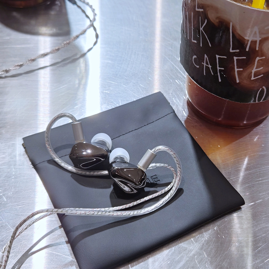 KEFINE Loric used at cafe table