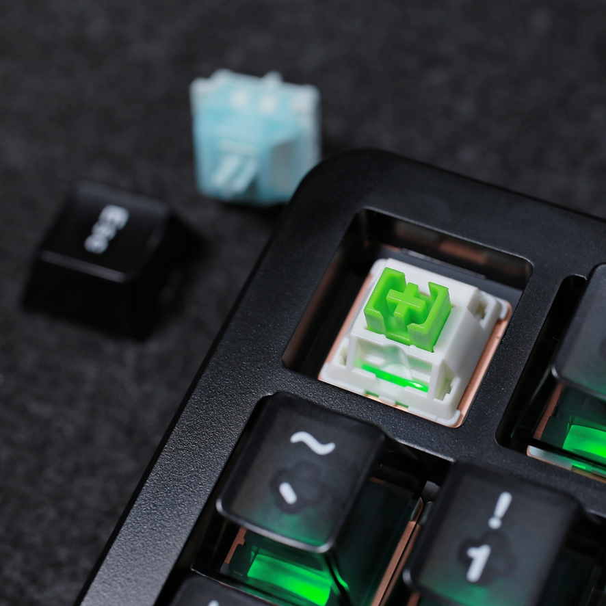 Hot-swappable PCB supporting magnetic and mechanical switches