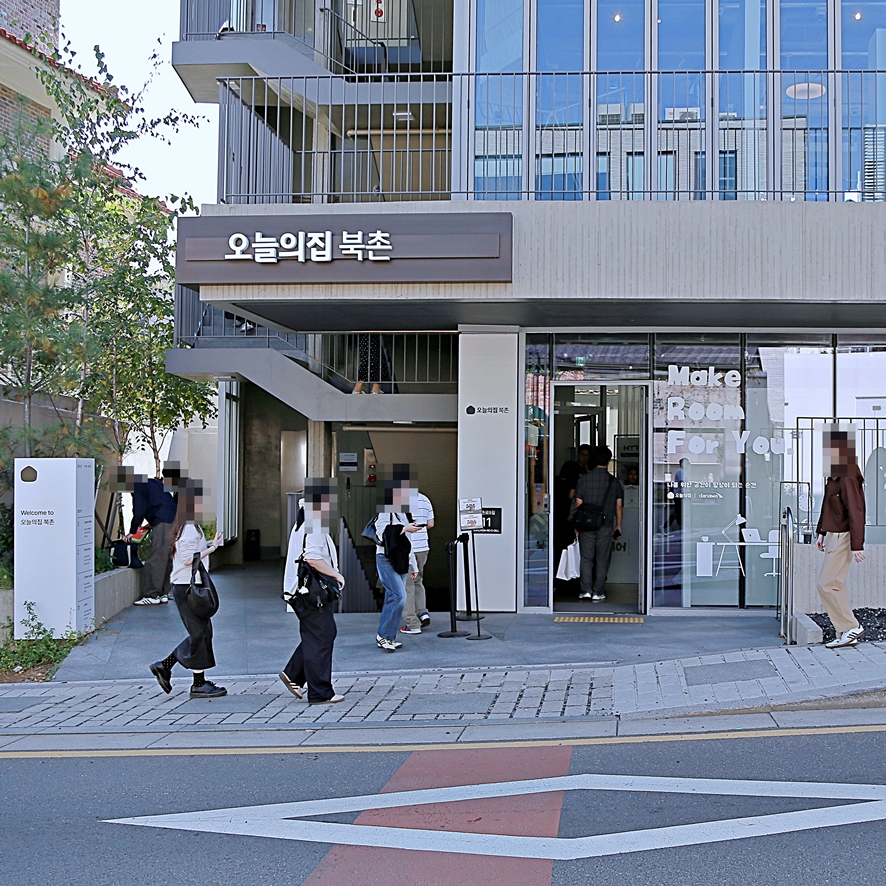 Entrance to Ohouse Bukchon store with glass window