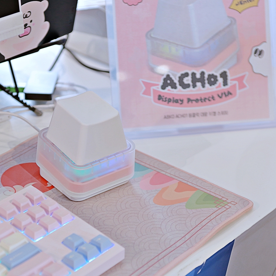Giant single key switch desk toy connected via USB