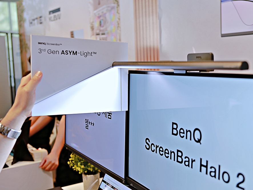 BenQ ScreenBar Halo 2 light bar glare demonstration