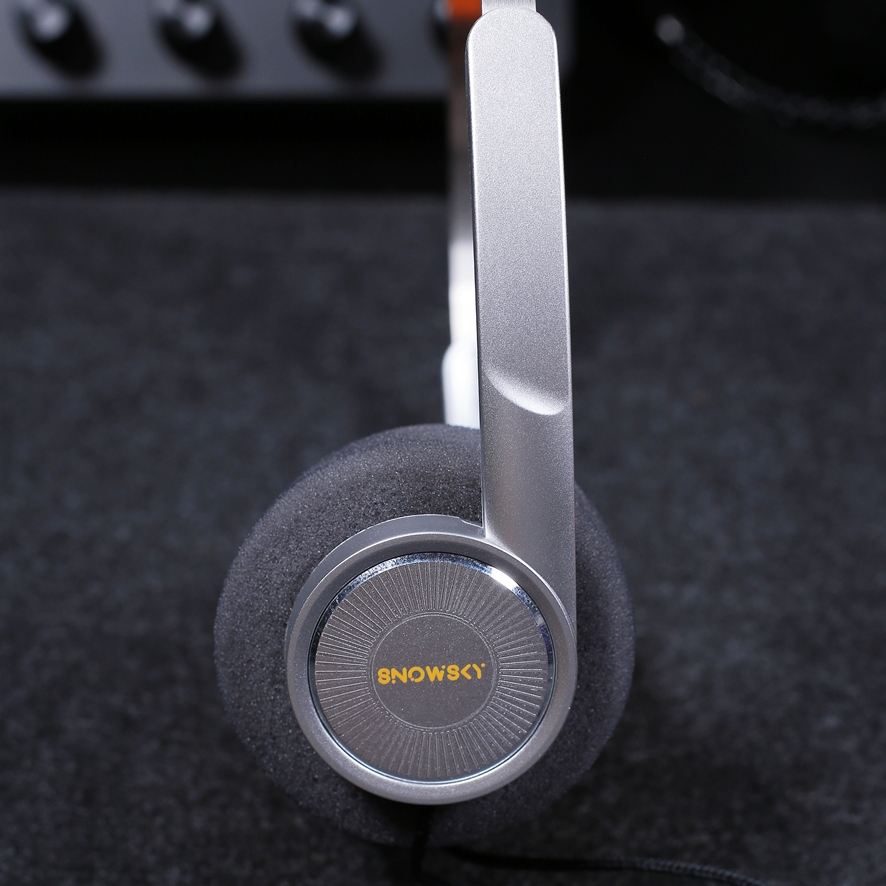 Close-up of circular earcup and foam pad