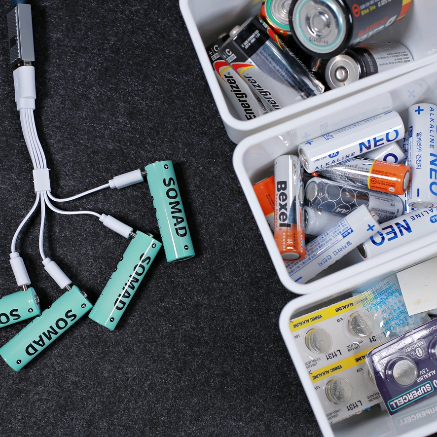 Batteries and cable packed in their clear case