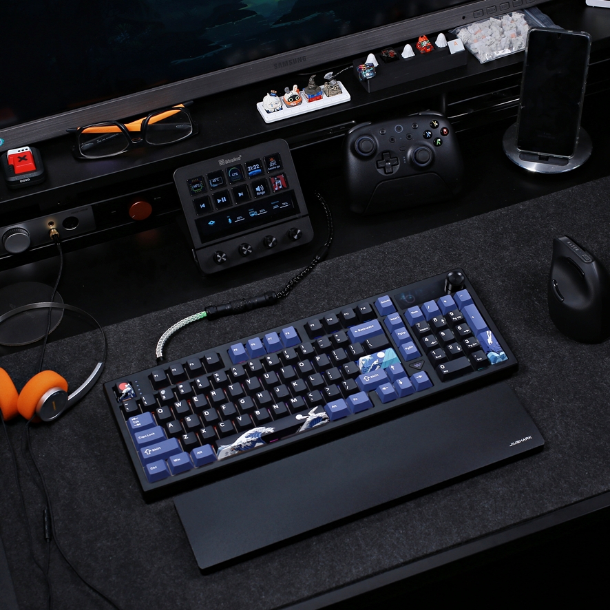 Womier L98 angled desk perspective