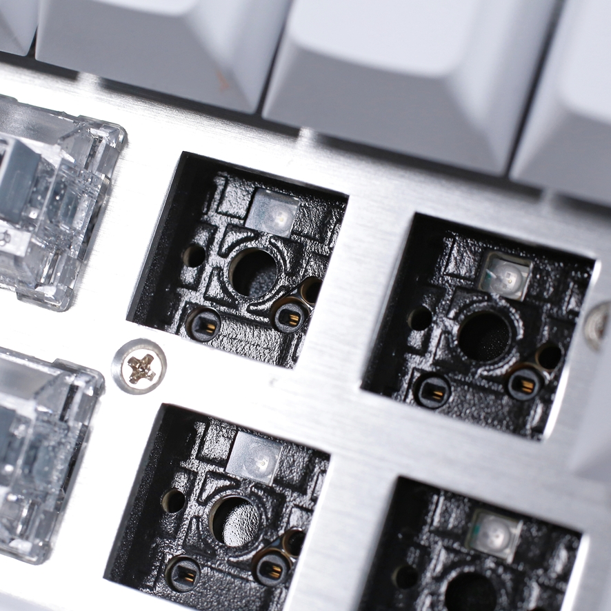 Hot-swappable switch sockets on the PCB