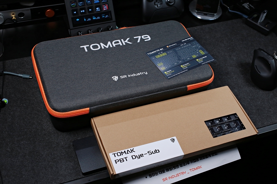 Tomak 79 keyboard package contents inside carry case