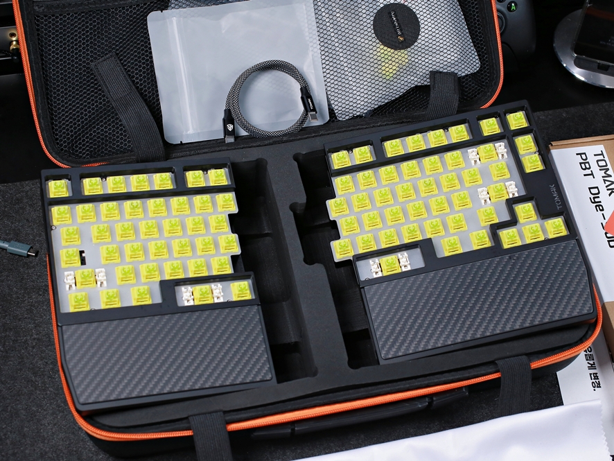 Tomak 79 keyboard unboxed components on desk