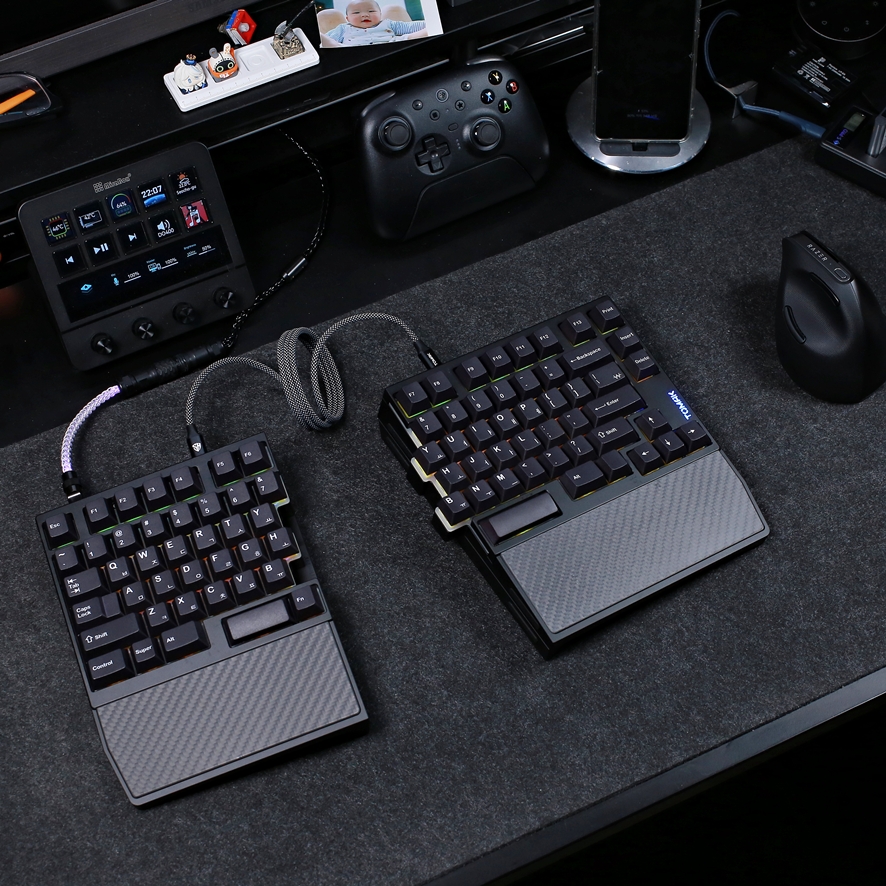 Tomak 79 split keyboard top view with wrist rests