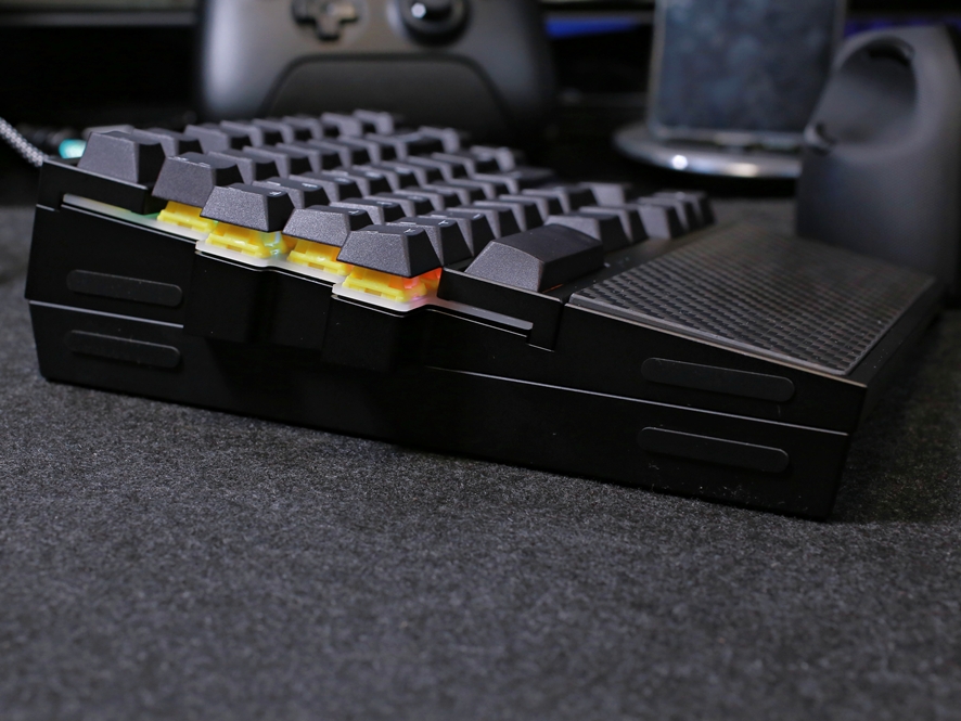 Side profile showing tenting angle of Tomak 79 keyboard
